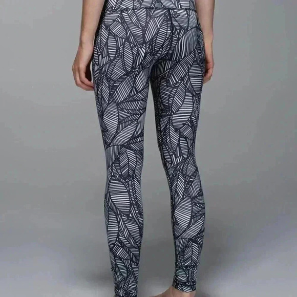 lululemon athletica Pants - Lululemon wunder under  black white athletic casual banana leaf crop legging 4